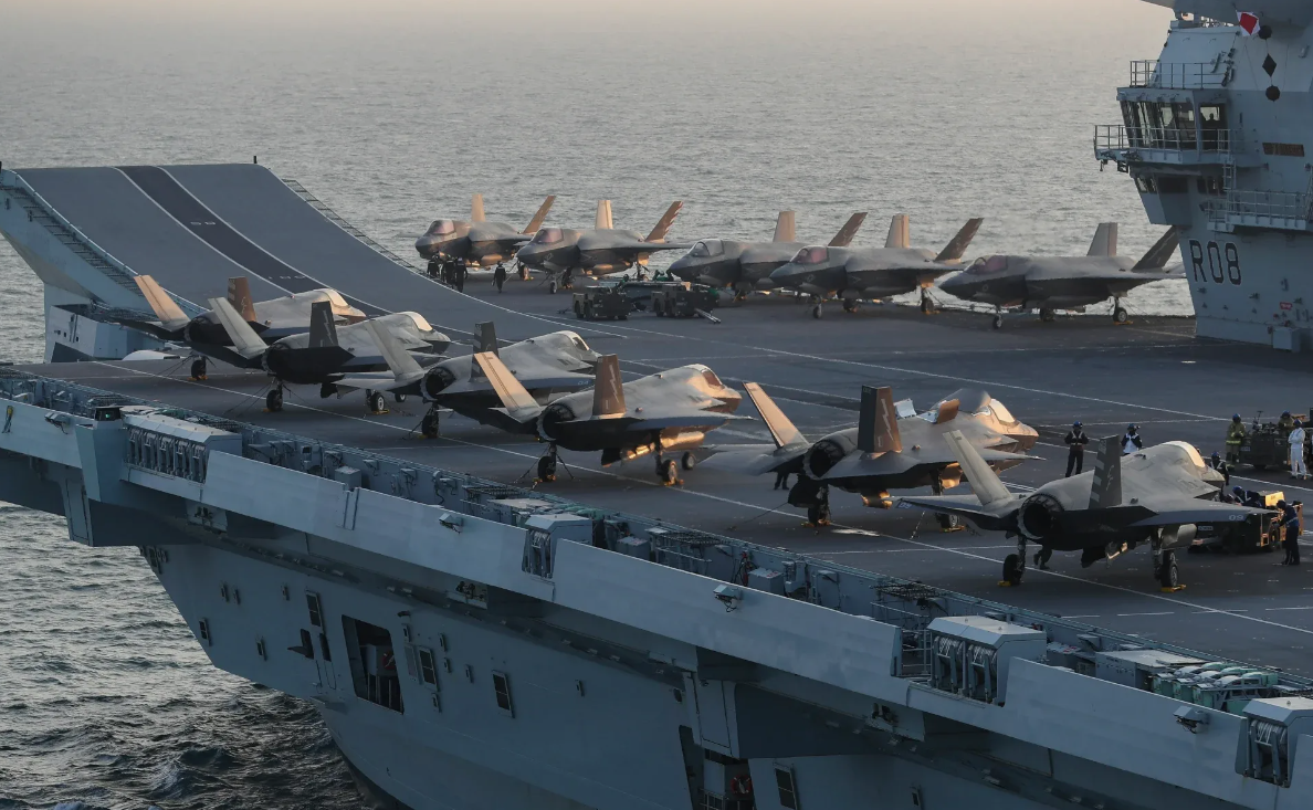 Взлётная палуба и Ф-35С британского авианосца "Королева Елизавета".  Вопреки многочисленным просьбам США, новые авианосцы Королевского флота так и не покинули родной Портсмут. Фото Royal Navy