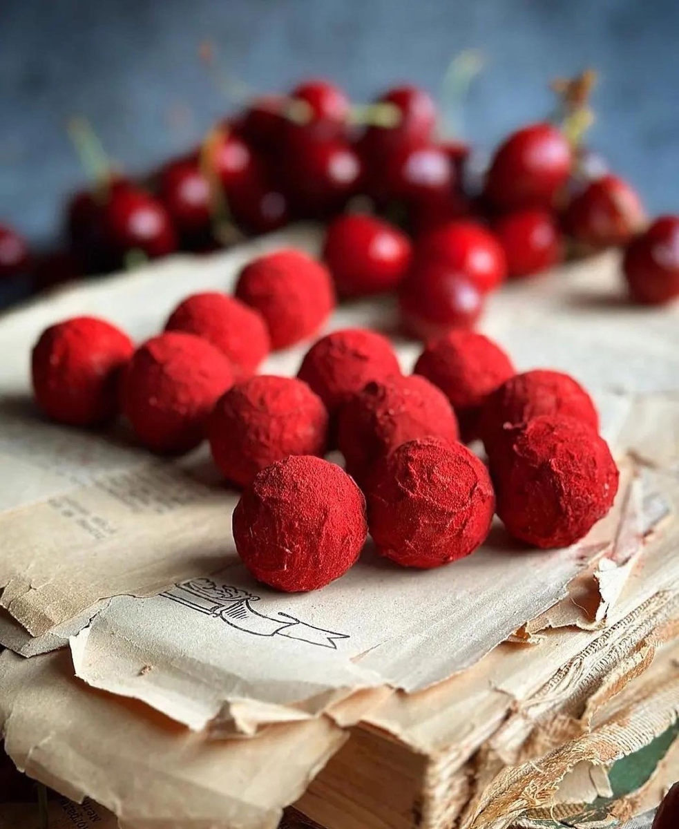 Вишня бжу на 100 грамм. К. 300гр вишни. Вишня в граммах. 100 грамм вишни.