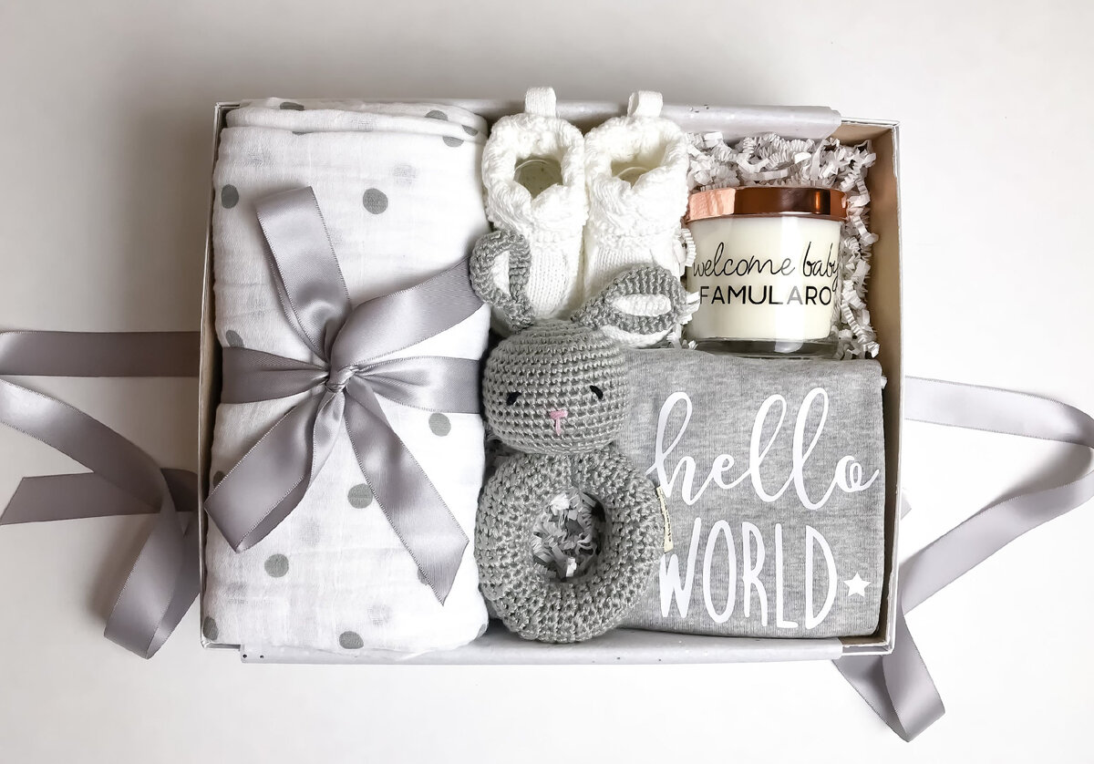 Подарочный бокс на рождение ребенка. Подарки для новорожденных. Подарочный набор для новорожденного. Подарочный бокс для новорожденного мальчика.