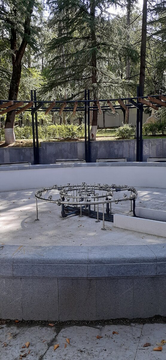 Парень с книгой в библиотеке. Современный библиотекарь. Человек с книжкой. Читатели в библиотеке. Читатель оборот.