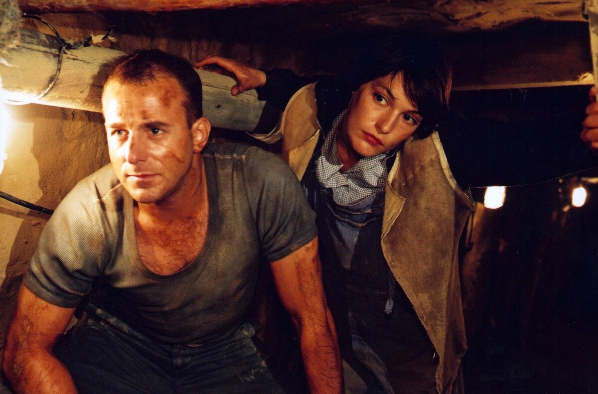 Спуск на восьмерке. Альпинийская восьмёрка. Схемы спусковое устройство восьмерка. Направляющая восьмерка узел. Как спускаться на восьмерке.