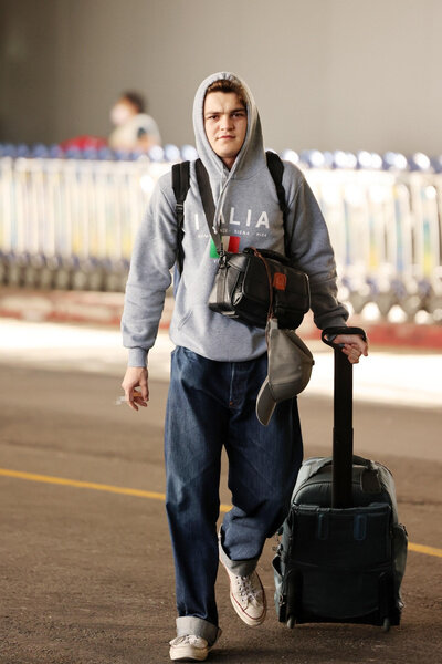 похожи ли сыновья на отцов. колин хэнкс похож на отца. похожи ли сыновья на отцов. ребенок гнпозож на отца. дети похожие на родителей.