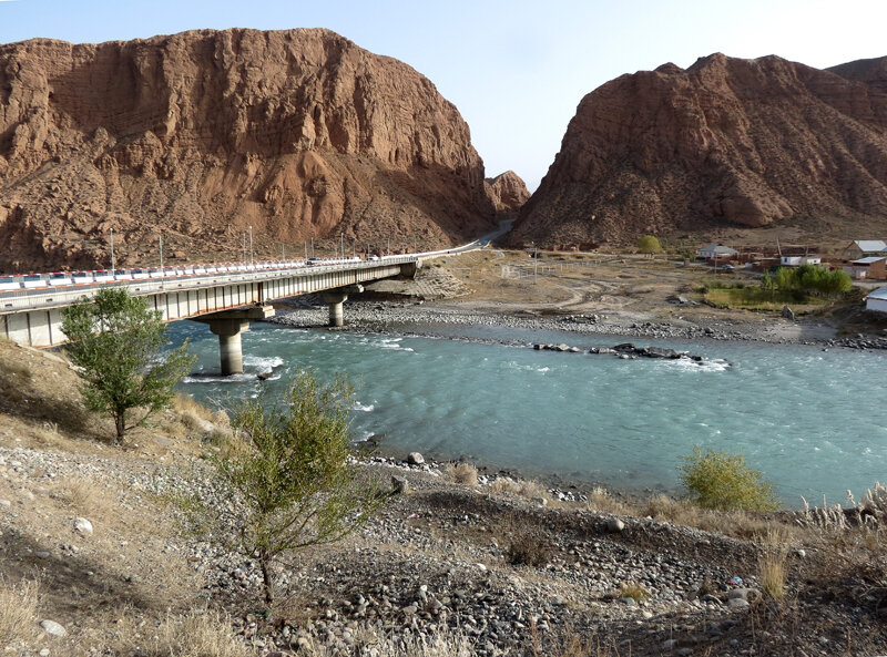 Достопримечательности нарына кыргызстан. Крепость в нарыне в киргизии. Фото города нарын кыргызстан. Нарынский каньон киргизия. Нарынская область кыргызстана.