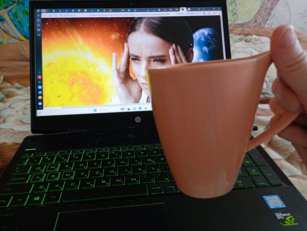 спасаюсь ударными дозами чая, воды и сладостей