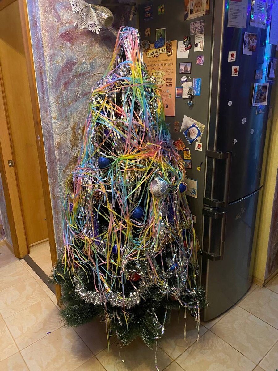 Елку мы замотали как в последний раз что бы не было видно какая она все таки задрипаная