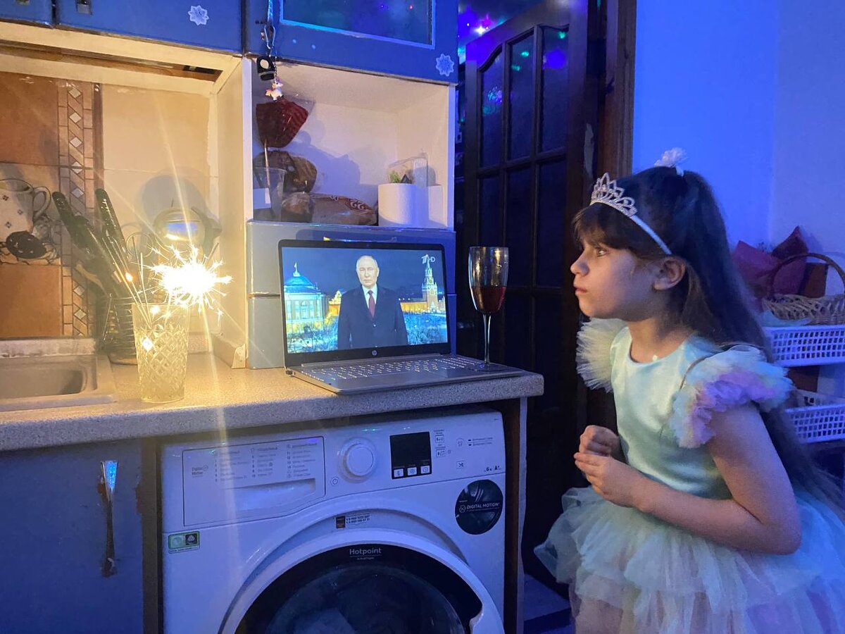 Подарок на день рождения. Открытка для денег. Вечеринка конфетти. Огромная куча денег. Скидка деньги.