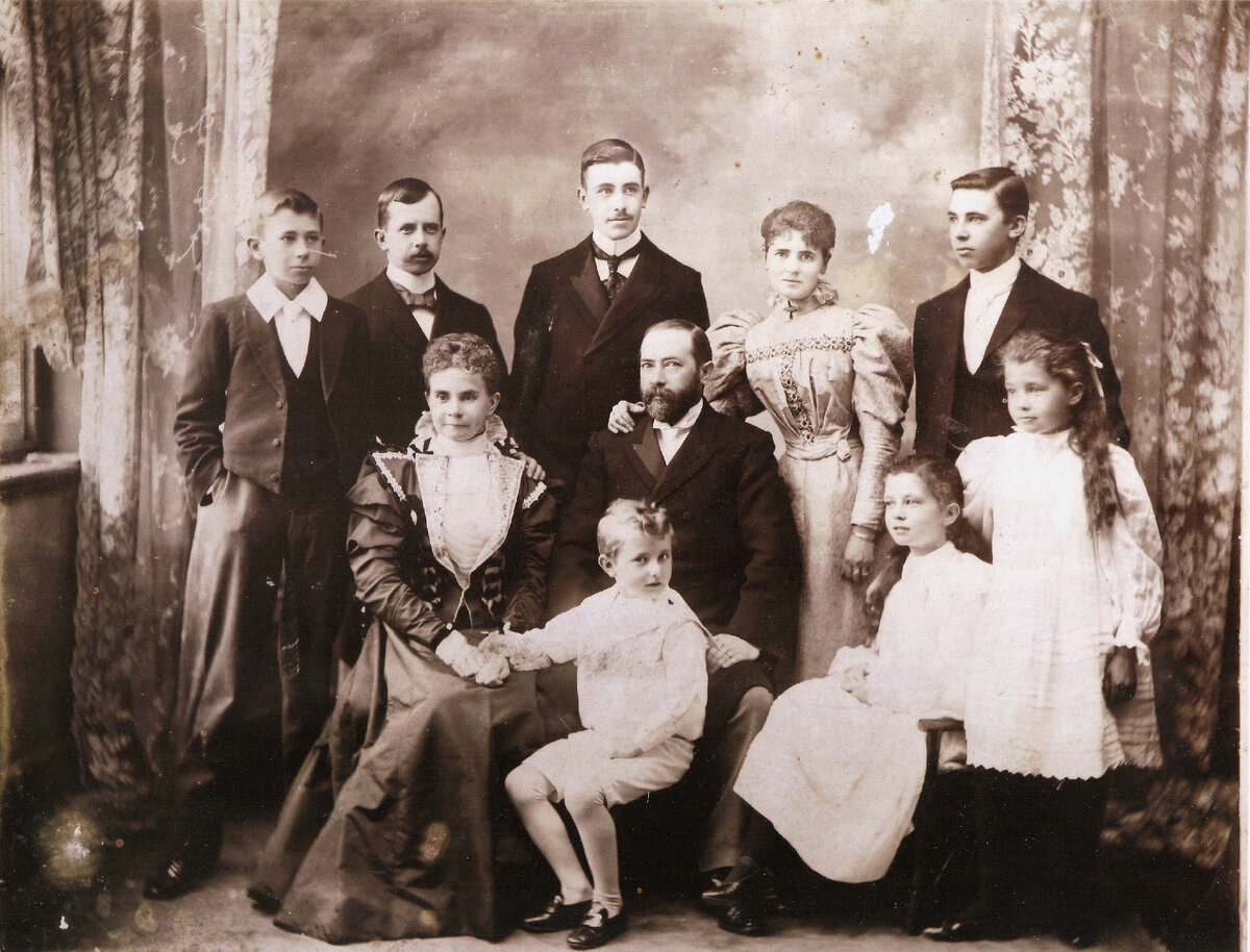 Первая семья в мире. Семейный портрет викторианской эпохи. Викторианская эпоха в Англии семья. Семья 19 века Англия. Викторианская семья 1885.