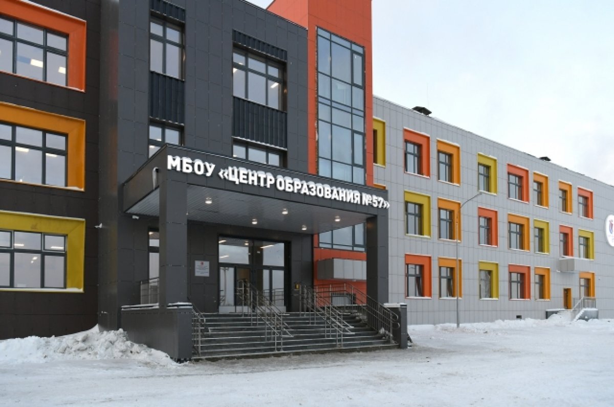 школьники 1 сентября. 215 школа новосибирск. школа биокомбината сош 2022. школа номер 7 кемерово. новые школы северная осетия.