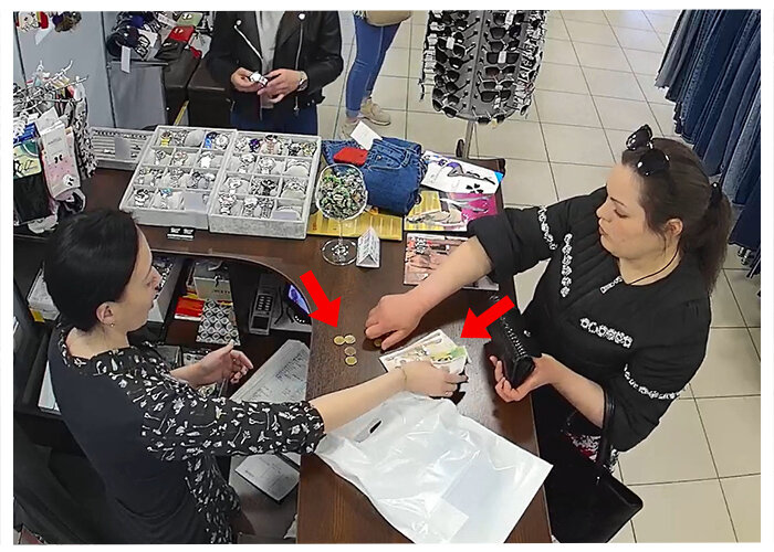 Комиссионка вещей. Скупка одежды. Куда сдать вещи. Комиссионные магазины москвы деньги сразу. Скупщик одежды.