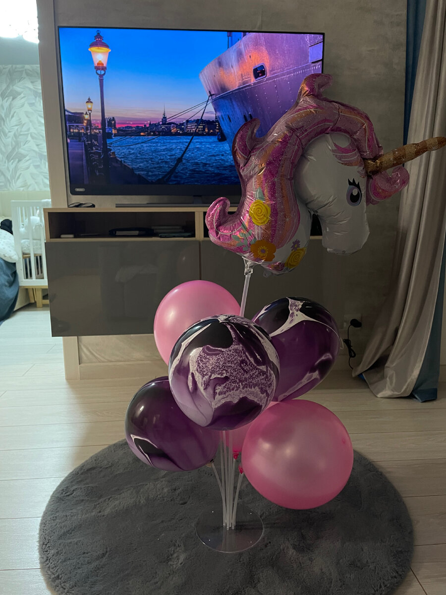 Вечер перед праздником, надуваем с мужем шары