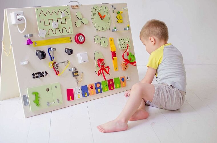 Подарок первокласснику. Подарки детям на день рождения. Сувениры для одноклассников. Что подарить однокласснику на 9 лет. Подарки своими руками.