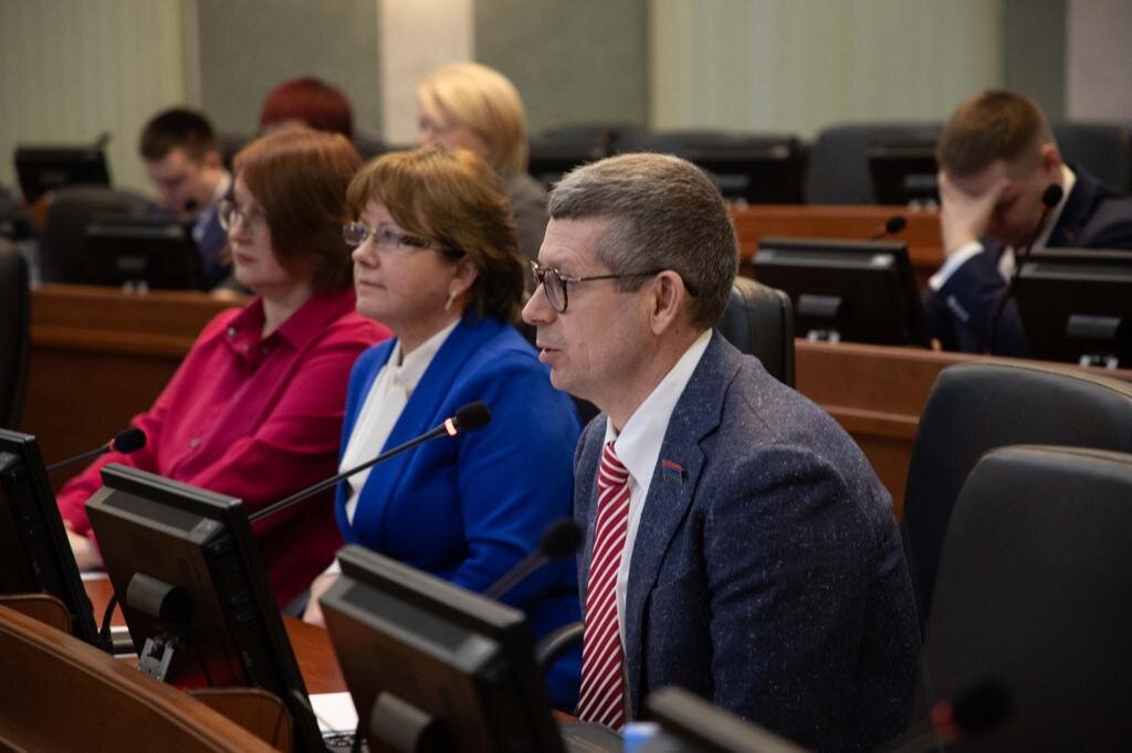 никогда не было чтобы никак не было всегда как-нибудь да было. богатые никак не нажрутся. не могла никак предположить. анекдот про считать овец. некоторые люди цитаты.