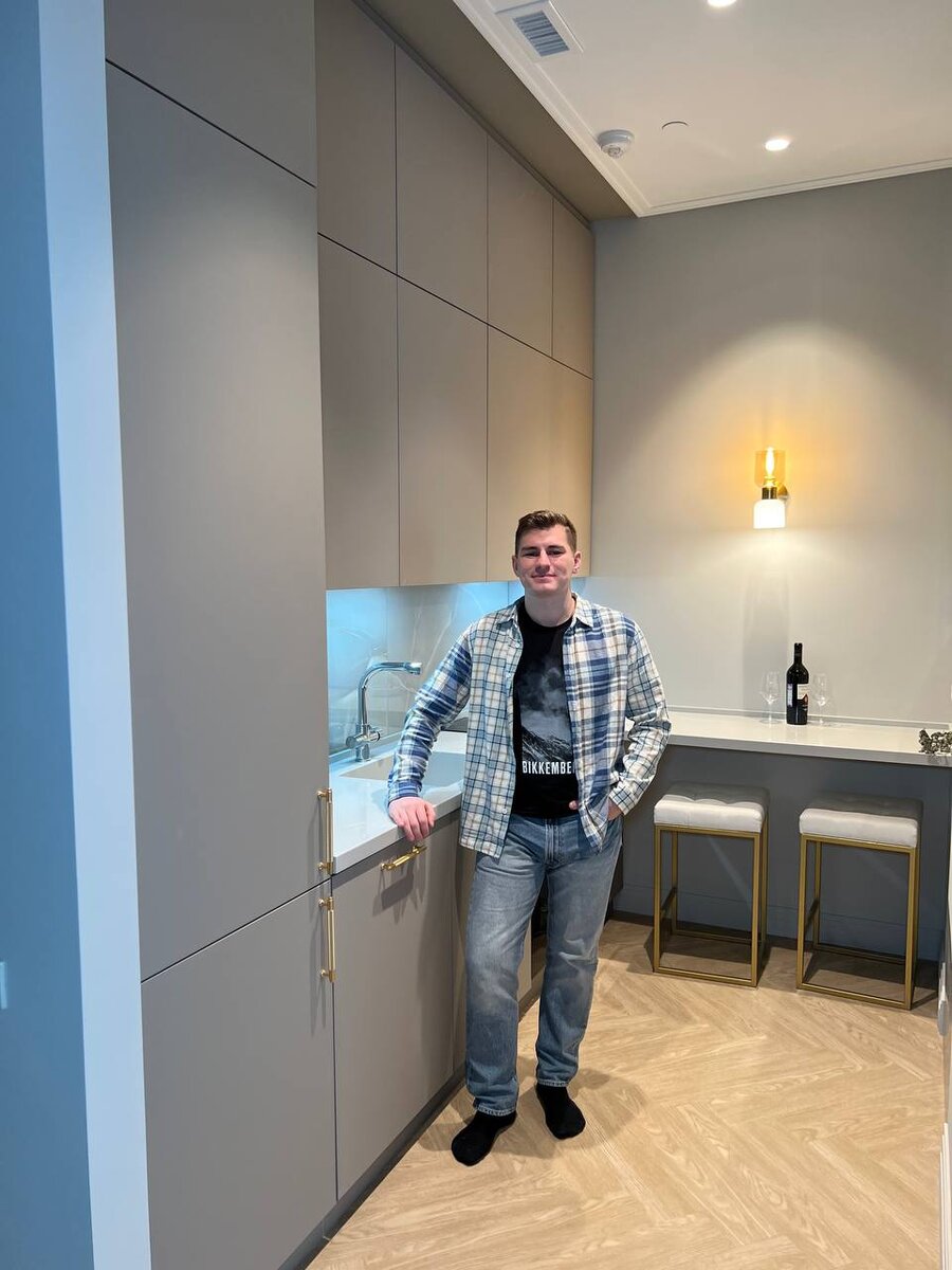 Готовый проект кухни от FORREST. За время существования мы выполнили более 5000 проектов кухонь от бюджетных (для съемных квартир) до роскошных кухонь, не уступающих по качеству и наполнению кухням мировых брендов. Нужен готовый каталог, чтобы было легче определиться какую кухню вы хотите? Напишите нашему менеджеру по ссылке ниже. 