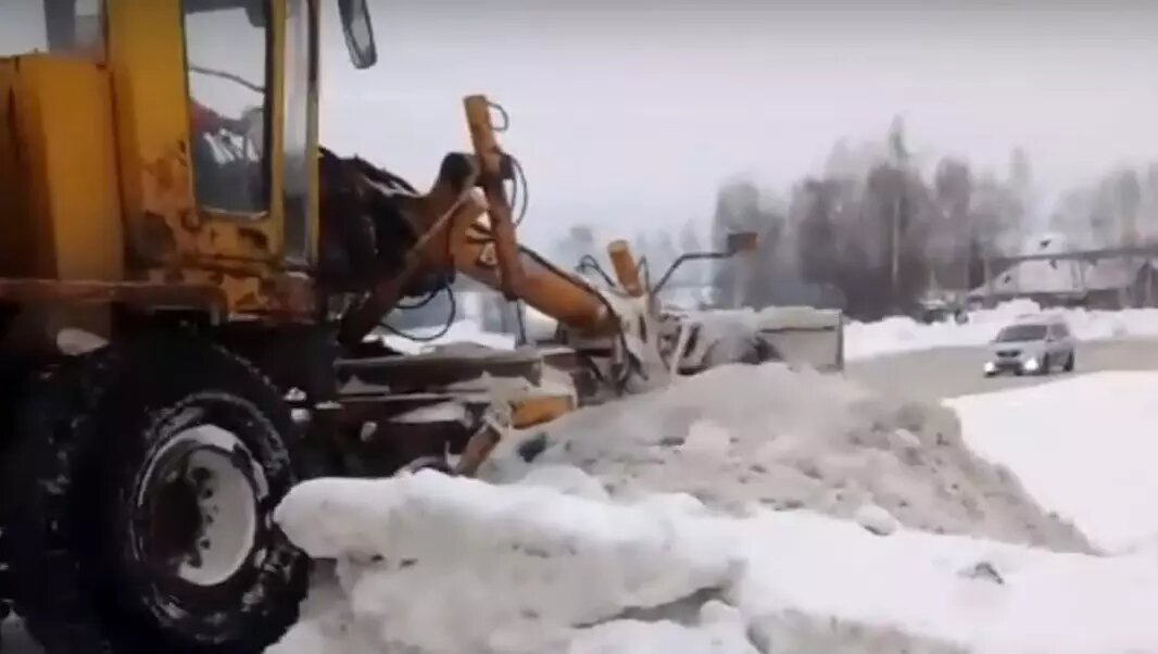     По поручению главы Удмуртии Александра Бречалова на дороге в Завьяловском районе с ночи устраняют колейность.
