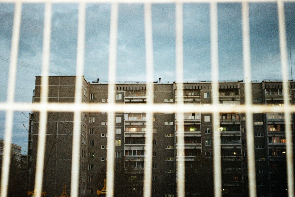 бедная девушка нашла новую работу сиделкой. шарлиз терон в фильме бедная богатая девочка. девочка в лохмотьях. бедная красивая девушка. профессия сиделка.