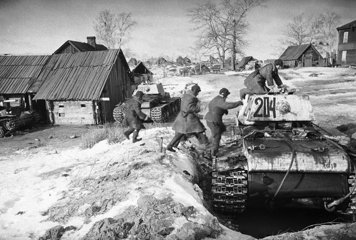 Советский танк 1943 года. Танк кв 1 с 1943. Синявино бои 1941. Немецкие солдаты под Ленинградом 1941. Танковая бригада 1943.