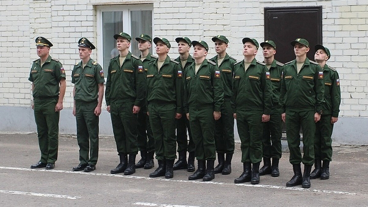 Строя пророках. Солдаты на строевой. Строевая стойка в армии. Солдат строевая подготовка. Солдат стойка смирно.