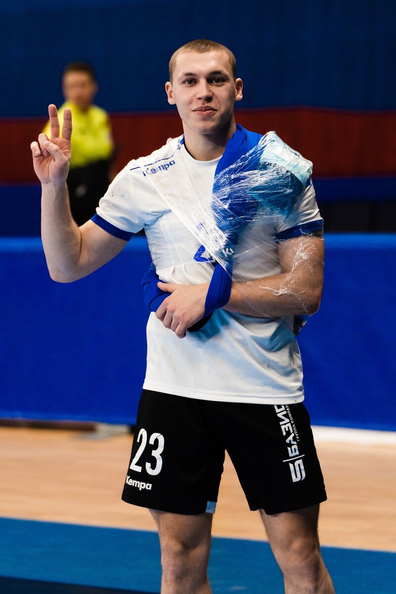 "Предстоит сшивать связку и ставить имплант". Владимир Немцев получил травму в битве с чеховскими дублёрами