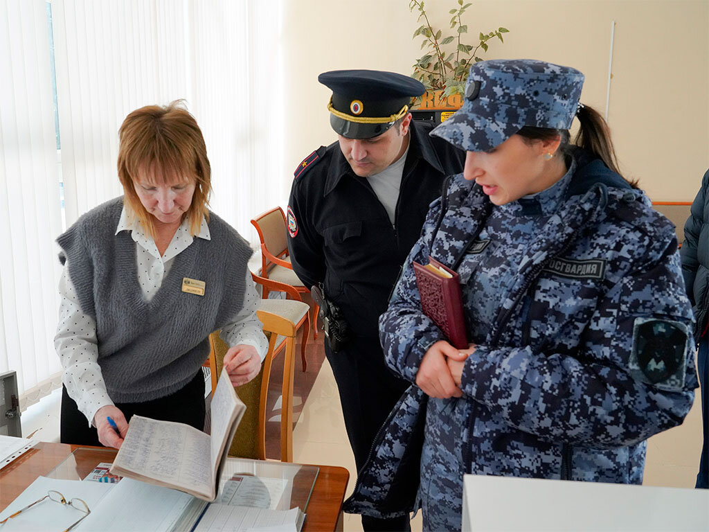 полиция проверяет мигрантов.