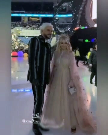 Филипп киркоров на кресте. Слив киркорова. Танец киркорова в казахстане. Шоу цвет настроения. Киркоров танцует на кресте фото.