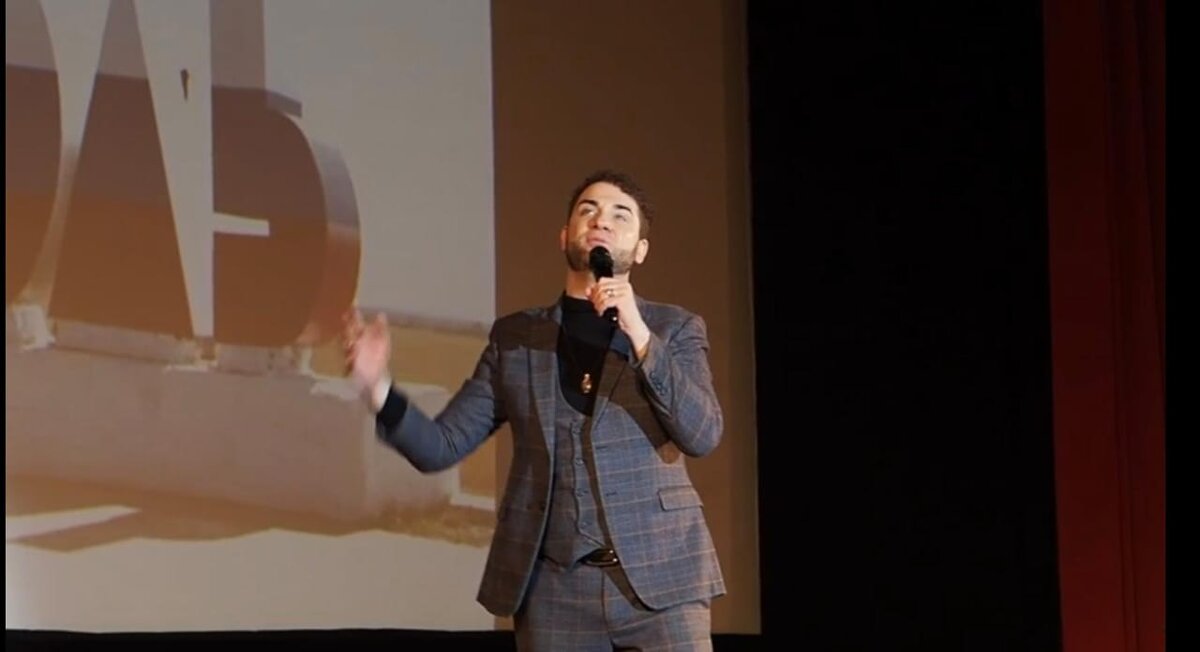    Владимир Брилев: « Очень хочу, чтобы город Мариуполь, да и Донбасс в целом, перестали быть для нас «новыми территориями» - этот термин устарел!»
19  января 2024 года на сцене Белого зала Дома кино произошло событие, которое точно должно быть замечено всеми. Там состоялся концерт детских и юношеских коллективов из Мариуполя. Его целью было не только раскрыть творческий потенциал детей Донбасса, а и сделать так, чтобы «новые территории» интегрировались в единое культурное, образовательное и просветительское пространство России как можно скорее. В этом концерте принял участие и популярный российский певец Владимир Брилёв.
« Мне как-то сразу не лёг на ухо термин «новые территории», хотя я и понимаю, почему их сейчас так называют. Какие же они новые?! Это старинные русские земли, которые испокон века принадлежали Российской империи, были под рукой наших правителей, там всегда жили наши люди, их защищала наша армия. 
    Я уверен, что скоро этот термин уйдет в прошлое. И чтобы это случилось как можно быстрее, в России и организовывают вот такие мероприятия, как в Белом зале Дома кино. Это одна из самых престижных и удобных площадок не только Москвы, но и нашей страны. Поэтому мне абсолютно понятно, почему «Российский союз офицеров запаса» совместно с Гильдией актеров придумали и провели такое нужное, полезное именно сейчас мероприятие именно в Доме кино. На концерте были  народный артист России и народный артист Чеченской Республики Дмитрий Харатьян, народная артистка России Валентина Теличкина,  заслуженный артист России Сергей Маховиков, популярный в нашей стране актер  Александр Цуркан, певица и ведущая МУЗ ТВ Настя Негода и другие известнейшие люди. 
   Несмотря на какие-то трения, разногласия во мнениях и прочие факторы, российская творческая актерская элита ( не побоюсь этого слова, поскольку его в последнее время употребляют к месту и не к месту!)  начинает объединяться вокруг основной идеи СВО – противодействия и разгрома нацизма на Украине. Кстати, российским актерам низкий поклон – они пришли поддержать ребят, хотя я точно знаю, что у всех графики просто бешеные. Значит, этим людям не безразлично то, что ребята с Донбасса, которые вынесли все тяготы войны и до сих пор продолжают гибнуть просто у себя в домах, смогли найти в себе силы приехать в Москву, где их очень ждали, им были рады и предоставили для выступления такую крутую площадку. Для меня большая честь стать участником такого концерта. 
Автором идеи и организатором проекта, который получил название «Дети строят Мир. Мечты сбываются!» стала певица и общественный деятель Милена Субботина, человек очень креативный и продвинутый, искренне болеющий за свое дело. 
     Вели концерт заслуженный артист РФ Дмитрий Нестеров и актриса театра и кино Юлия Деллос – Миллер. В концерте приняли участие коллективы ДК «Строитель» города Мариуполя – вокалисты, танцоры и даже юные цирковые артисты! Не могу не отметить, что в этот концерт были приглашены и две мои ученицы, сестры Анастасия и Елизавета Радовские.
     Такие культурные обмены важны не только для гостей столицы - маленьких артистов. Это нужно всем нам. Чтобы становиться лучше, очищать себя от всего наносного, и не только  в  пресловутом «шоубизе», а и в принципе, посмотрев на участников из Мариуполя, задумавшись о том, чего им стоит продолжать заниматься искусством после того, что они пережили – а ведь в большинстве своем это обычные дети, у которых вместо детства была война, где гибли их родители, друзья, одноклассники, просто соседи по площадке или улице. Это страшно – примерять на себя такую беду, но это необходимо делать, чтобы понять, ЧТО сейчас происходит и почему мы все так жаждем победы над этой чумой, которую уже однажды победили в двадцатом веке наши деды. Но которая все же не первый век пытается покорить – в том или ином варианте - нашу Родину. У них никогда это не получится, поскольку правда-то за нами! Но каждый новый век они пытаются доделать то, что никогда не удавалось их предшественникам, которые, напав на Россию, лично убеждались в непобедимости нашей страны, и наказывали своим потомкам не предпринимать новых попыток. Но они умирали, наступал новый век и снова находились безумцы, мечтавшие покорить «этих непокорных русских». Все повторялось вновь – война, их поражение и новые наказы «не злить русского медведя». Сейчас история просто повторяется, и результат понятен уже сейчас. Мы выстоим, а они снова зарекутся соваться к нам. Надолго ли – вопрос другой, время всё покажет.
Я благодарен всем организаторам и участникам концерта за этот чудесный порыв души. 
   Уверен совершенно - мы должны двигаться вперед в вопросе интеграции Донбасса и всех других «территорий», которые разделяют наши с вами убеждения и ценности, привержены истинному Русскому миру, и дать им всем возможность снова не просто стать частью России, а вернуться к родным берегам, к своим истокам, к родному порогу. 
   А мы, артисты, должны сделать все возможное, чтобы это стало реальностью. И я знаю – так и будет! Мы снова встретимся с вами, дорогие друзья, на самых разных сценах и будем петь наши, самые красивые песни. Ваш Владимир Брилёв».
