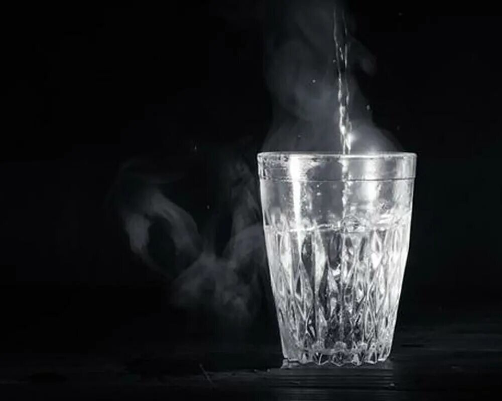 Стакан кипятка. Горячая вода в стакакане. Холодный горячий стакан. Стакан холодной воды. Лед в стакане.