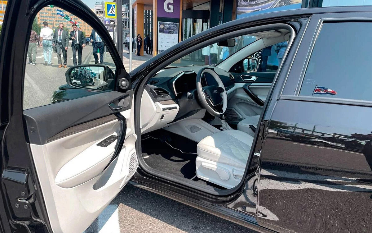 Удлиненную Lada Vesta для чиновников назвали Aura. Известна цена - Lada Vesta, 1