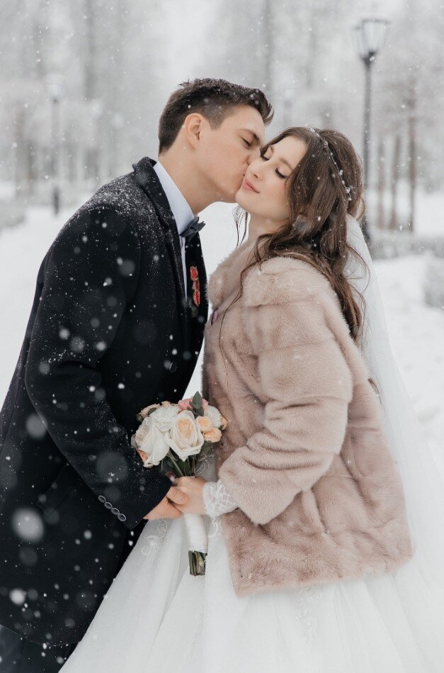 Воронеж магазин курток ермак плехановская. Девушки в пуховиках зимой. Ермак воронеж куртки плехановская. Зимняя одежда воронеж. Красивые девушки в зимней одежде.