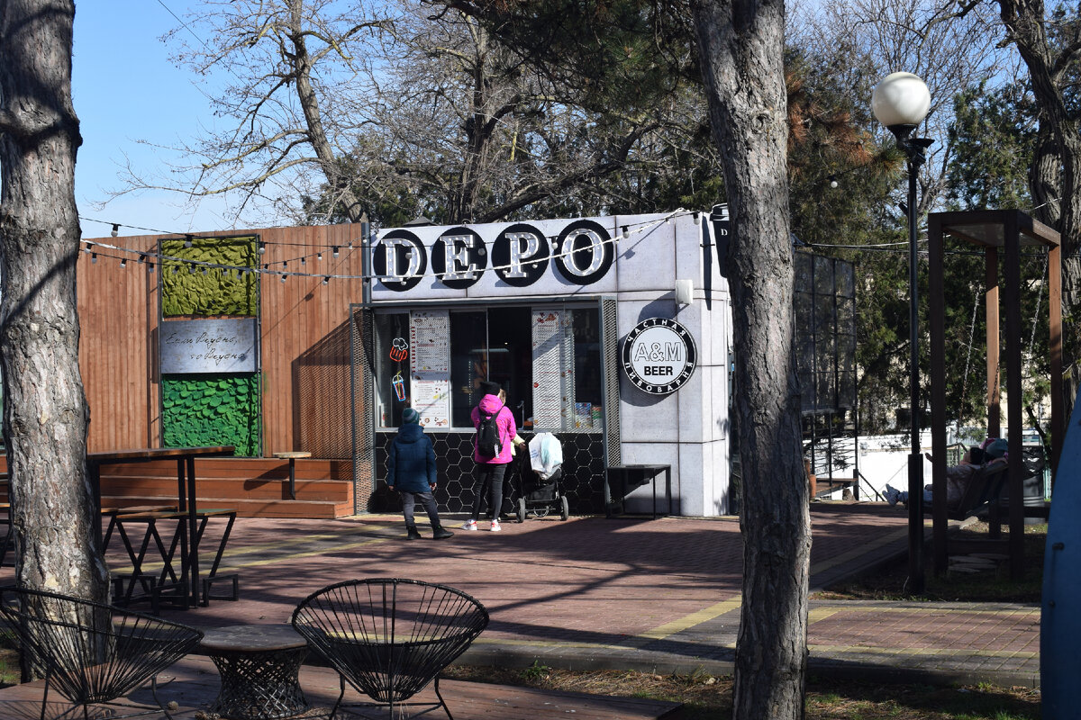 Работающих кафешек не много зимой, но свободные места есть. 