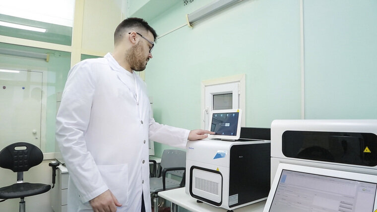 лаборант в белом халате. центр исследования врачей. исследование. лабораторные исследования. центр исследования врачей.