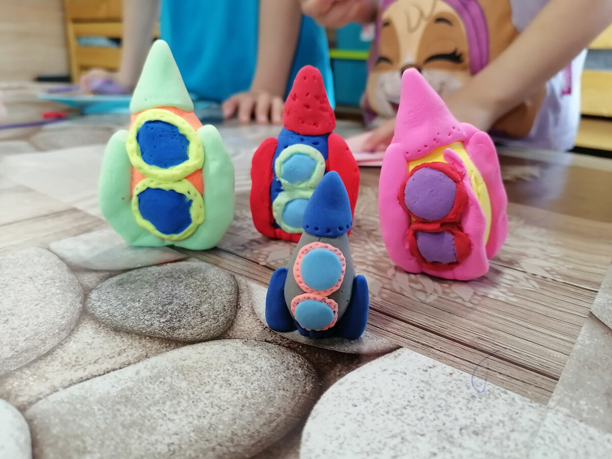 Ко Дню космонавтики делали ракеты из пластилина и из бумаги. Фото автора. Больше фото в карусели.