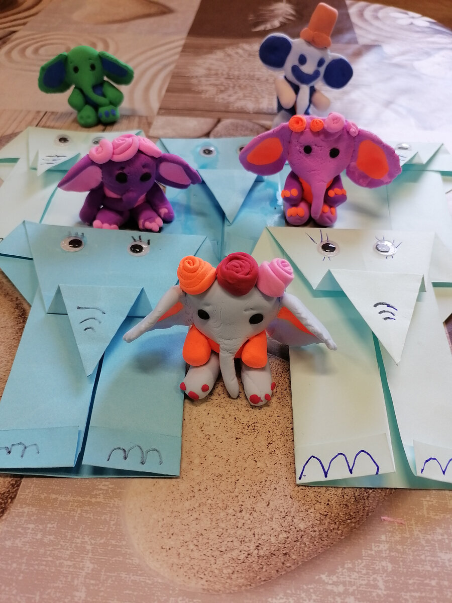 Слоники в технике оригами и из воздушного пластилина. Фото автора. Больше фото в карусели.