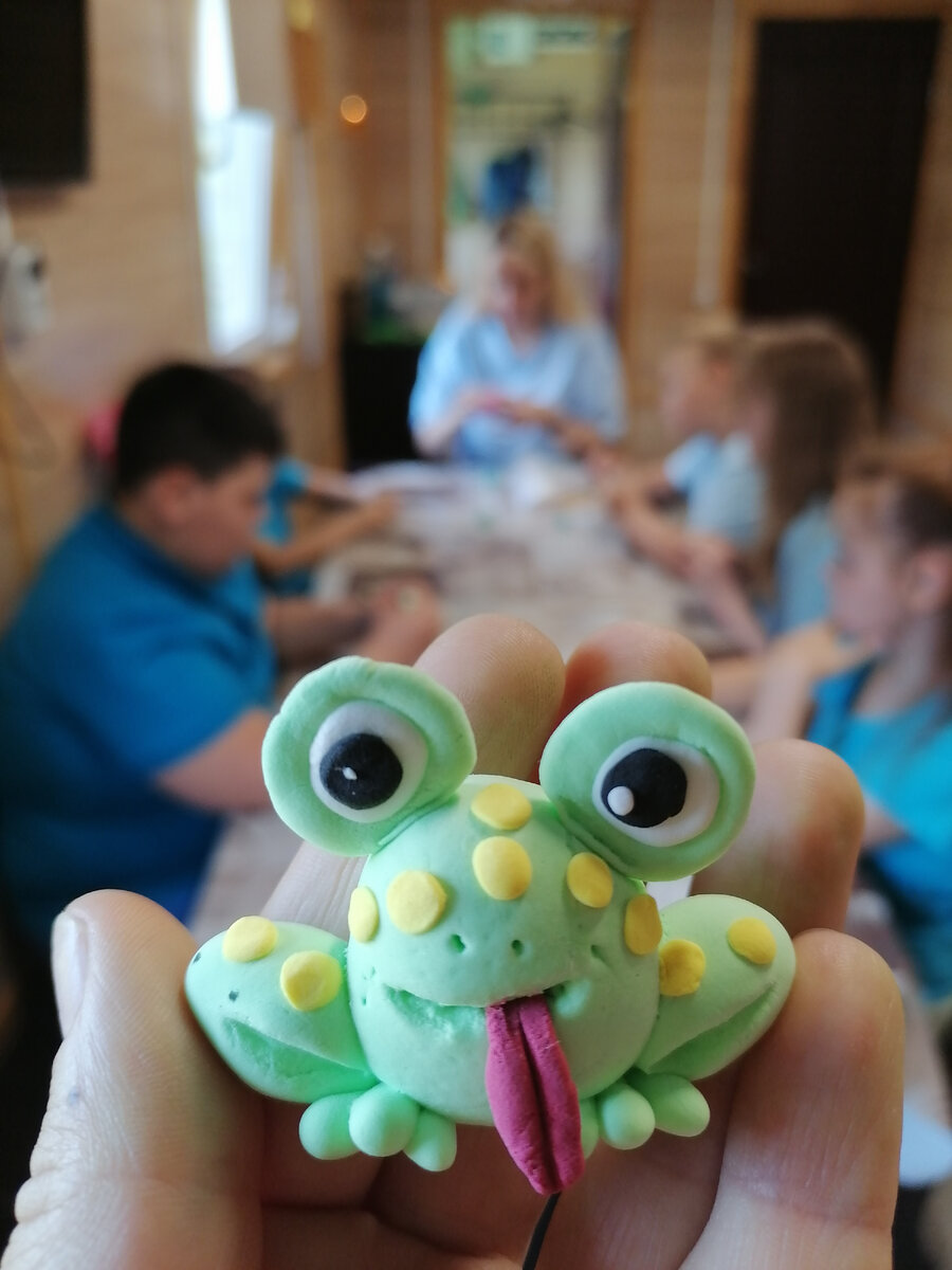 Творческое занятие по лепке лягушат из воздушного пластилина. Фото автора. Больше фото в карусели.