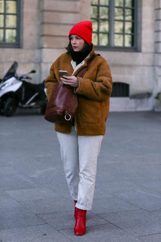 Дизайнерские вязаные шапки. Грустная девушка в головном уборе. Девушка надевает шапку. Шапка женская. Шапка женская.