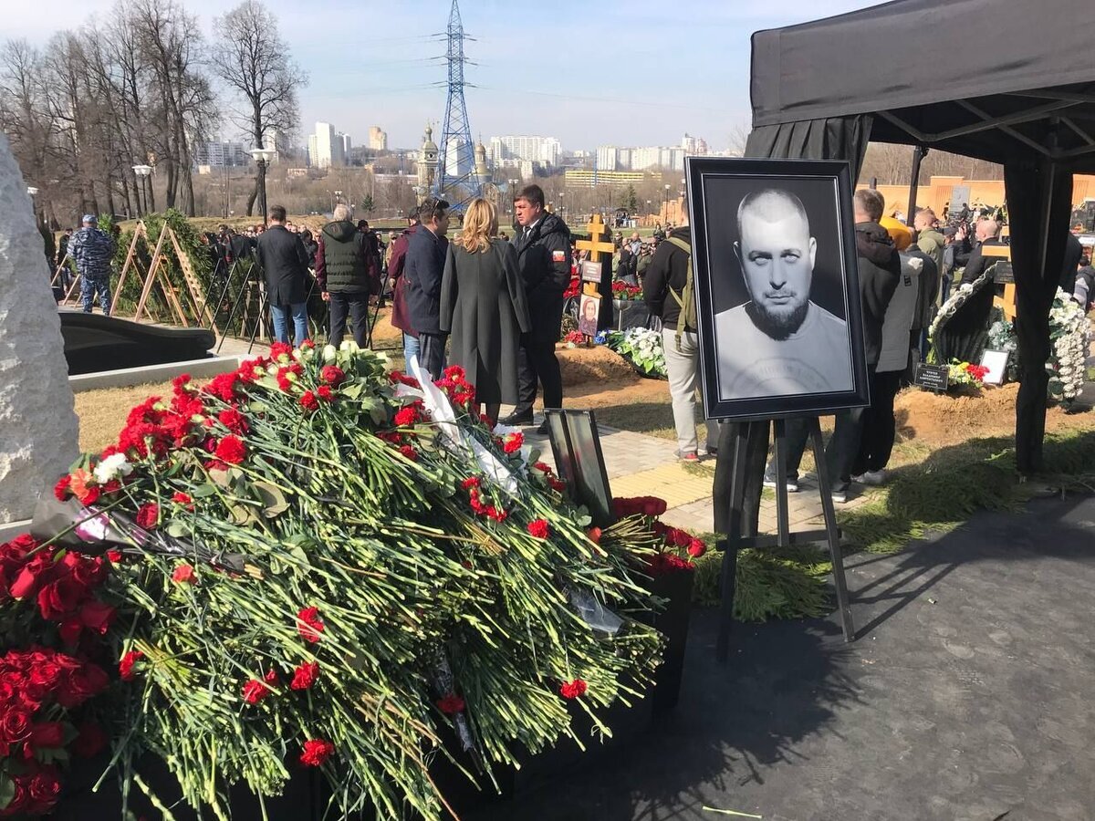 Сводки погибших на сегодня. Могила Максима Фомина на Троекуровском кладбище.