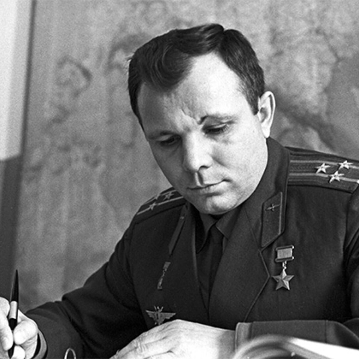 25 января 1961 года гагарину присвоили квалификацию. Фото Юрия Гагарина. Юрин Гагарин.