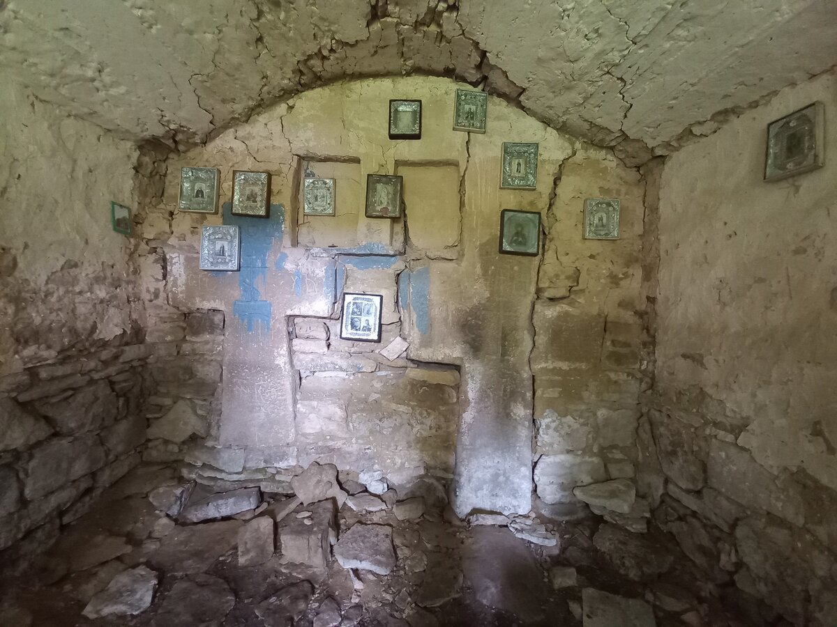 На пригорке взору открывается. Изборск крепость труворово городище. Храм в деревне. Сплошная пригорок. Башня гластонбери, великобритания.