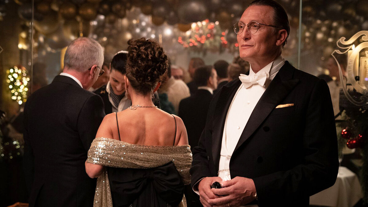 За последний год было снято много фильмов и сериалов высмеивающих миллионеров и их нелепые причуды, вот и скандально известный режиссёр Роман Полански решил не отставать
