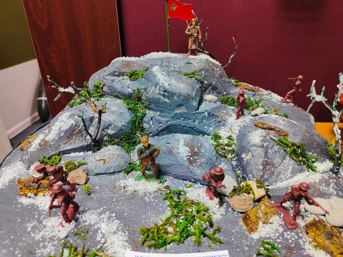 В музее есть зал диорам, которые делают школьники.