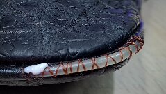 Покраска кожи куртки. Дырка на кожаной куртке. Жидкая кожа для ремонта кожаной куртки. Химчистка кожаной сумки. Перекраска кожаной сумки.