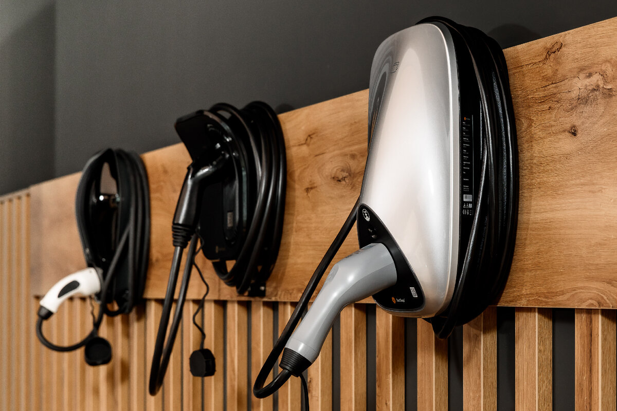 В шоурумах Electrocars Rus представлена широкая линейка домашних зарядных станций переменного тока