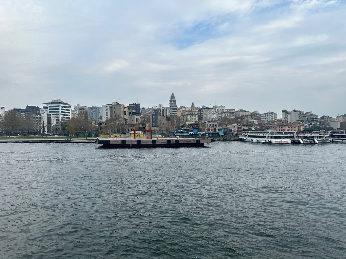 Башня слов корабль. Море маяк корабль. Башня слов корабль. Впередсмотрящий на мачте. Башня слов корабль.