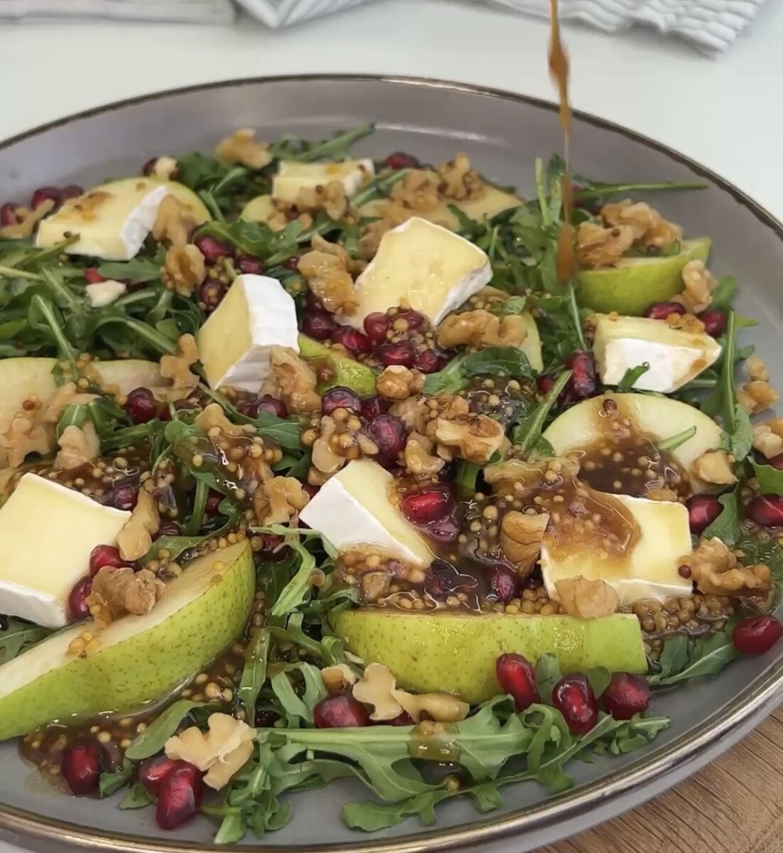 Летние салаты. Салат фарфалле. Арт из салата. Ум отлично ум салатик. Салат радужный на новый-год красивая подача.