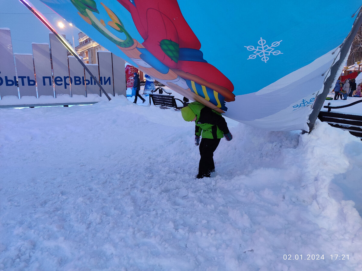 Паша на своей спине держит декорации на площади Советов