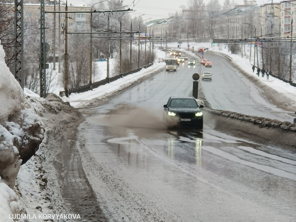    Тротуары Петрозаводска не видны под снегом, льдом и лужами Людмила Корвякова