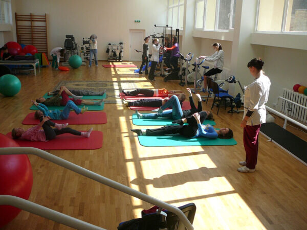 Бесплатная реабилитация. Реабилитационный центр преодоление москва. Медицинская реабилитация. Машина по адаптивному обучению пресси. Бесплатная реабилитация.