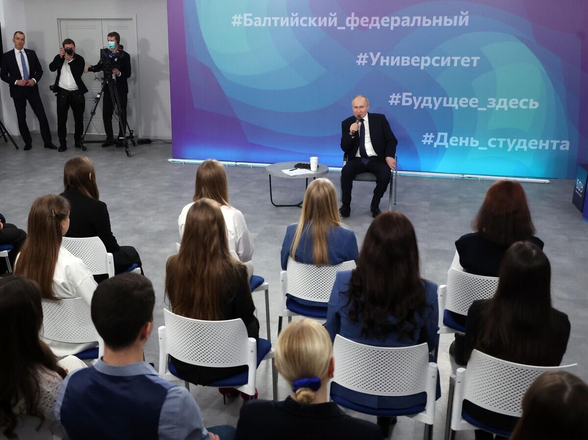    Президент РФ Владимир Путин во время общения со студентами Балтийского федерального университета имени Иммануила Канта в ходе рабочей поездки в Калининград© РИА Новости / POOL