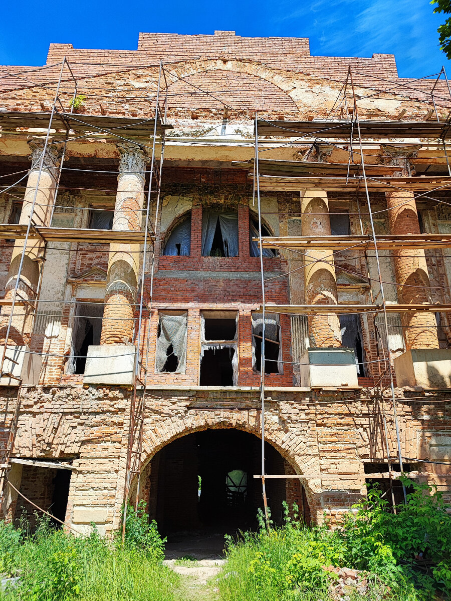 Усадьба и сейчас выглядит величественно 