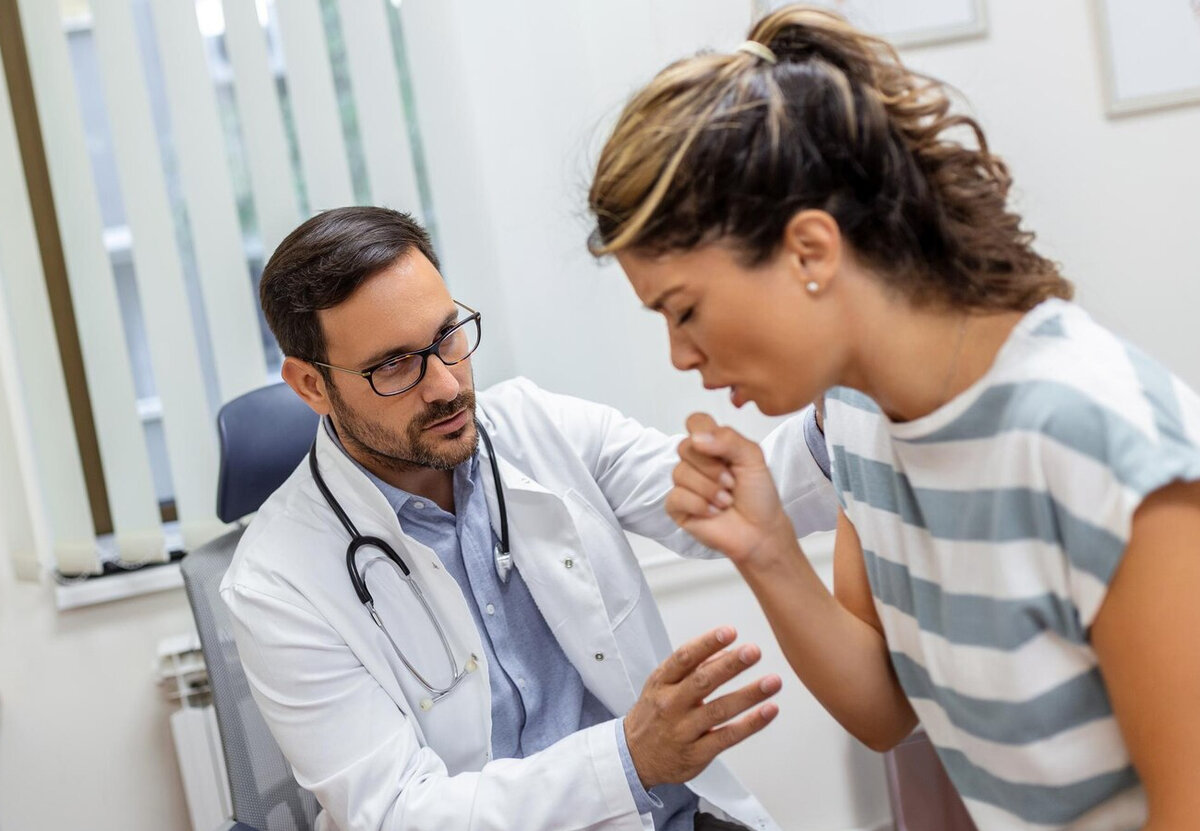 Пациент кашляет. Врач и микробы. Какой врач лечит вирусы. Какой врач лечит вирусы. Пациент с бронхитом.