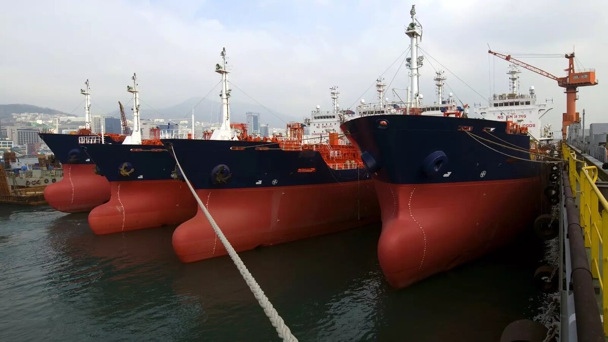     С марта 2022 года каждый третий баррель российской нефти страхуется компаниями из Великобритании, подсчитали в CREA, хотя это не запрещено, только если Urals стоит меньше $60 за баррель